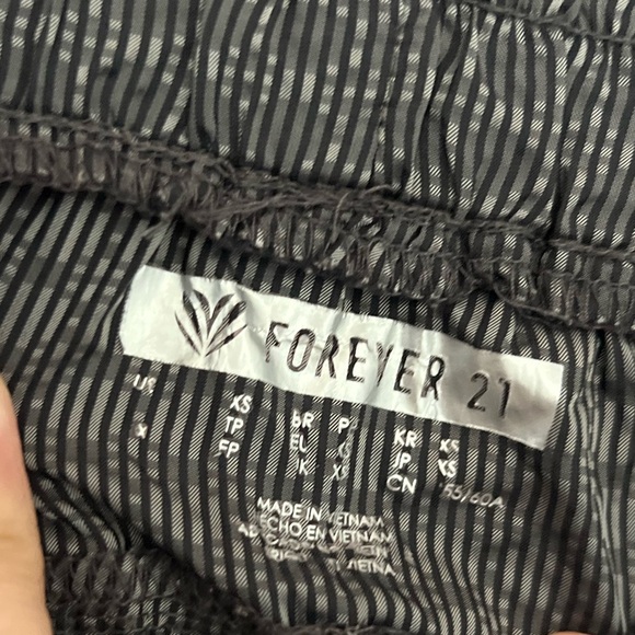 Forever 21 High Waisted Black Gray Cargo Pants Size X Small - Picture 3 of 3